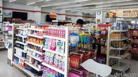 Seorang warga sedang berbelanja di gerai tersebut.