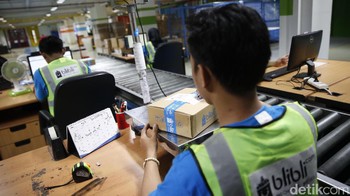 Barang-barang yang sudah dikemas rapi dan siap dikirim ditimbang terlebih dahulu.