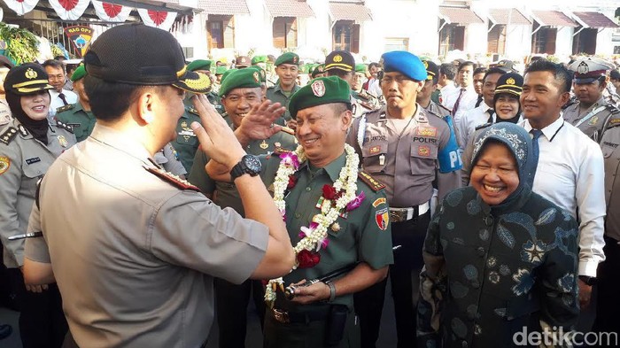 Pindah Tugas, Danrem Bhaskara Jaya Diarak Polisi dan Risma