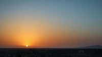 Tidak bisa dimungkiri, walaupun suhunya ekstream dan landscapenya yang aneh. Gurun ini mempunyai sunset yang sangat cantik (Vivien Cumming/BBC Travel).
