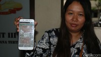 Dorita, salah satu anggota arisan Mami Gaul, menunjukkan grup BBM yang diikutinya. Arisan dimulai setahun lalu. Para anggota diwajibkan mengikuti investasi dengan bunga dan bonus menggiurkan. Uang Rp 5 juta misalnya, dalam 1-2 minggu bisa menjadi Rp 6,5 juta (Foto: Ardian Fanani/detikcom)