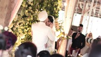 Sebagai tanda cinta, Raiden mengecup kening Tyas Mirasih. Foto: Asep Syaifullah/detikHOT