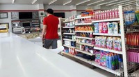 Gerai ini mulai buka dan melayani pembeli sejak pukul 08.00.