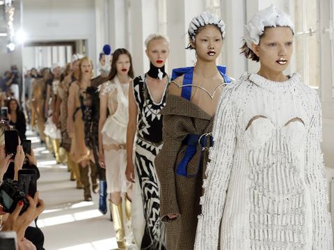  Para Model Tampil dengan Busa Sampo di Kepala di Fashion Show Paris
