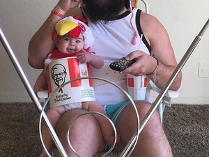 Gemas! Bayi Perempuan Cantik Ini Dipakaikan Kostum KFC dan Topi Ayam