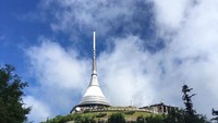 Hotel ini terletak di puncak Gunung Jested dengan ketinggian 1.012 mdpl. Dulunya bangunan ini bekas stasiun pemancar TV. Kemudian direnovasi unik oleh arsitek setempat, Karel Hubbacek (Dok. jested.cz)