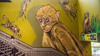 Lukisan monyet ini bisa dilihat di Stasiun Metro Arjan Garh. Lucu! (Dok. ST+ART INDIA FOUNDATION/ Facebook)