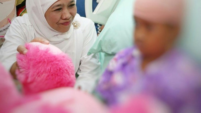 Mensos Khofifah Jenguk Bocah Korban Kekerasan Seksual di Tasikmalaya