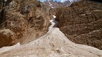 Gunung ini bernama Gunung Zard Kuh. Berada di Provinsi Bakhtiari, tepatnya di rangkaian Pegunungan Zagros yang membelah Iran, Irak, dan sebagian wilalyah Turki di bagian tenggara (Ian Lloyd Neubauer/BBC Travel)