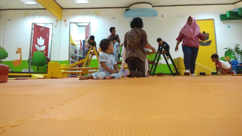 Memilih Antara Anak Diasuh ART atau Dititipkan di Daycare