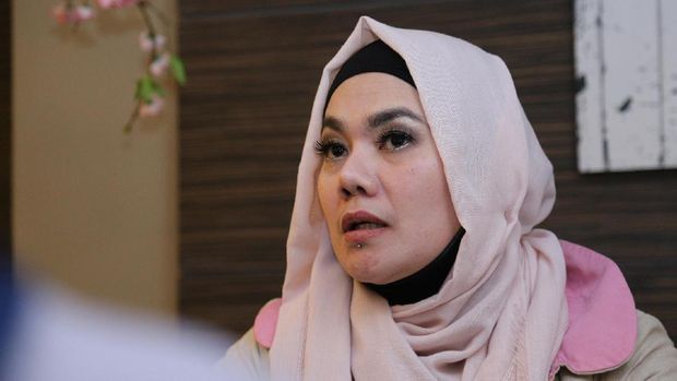 Ayu Ting Ting Soal Nikah Lagi, Sarita 'Pergoki' Suami dengan Jennifer Dunn