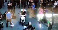 Ini Aksi Berani Pengantar Pizza yang  Terobos Aksi Demo KTT G20  