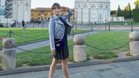 Pose Momo di depan menara Pisa. (Dok. Instagram/therealmomogeisha)
