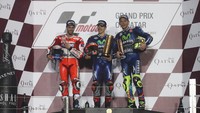 MotoGP Qatar: Rider Movistar Yamaha Maverick Vinales tampil jadi pemenang. Andrea Dovizioso (Ducati) posisi dua dan Valentino Rossi (Movistar Yamaha) di posisi tiga.(Foto: AFP PHOTO / Karim JAAFAR)
