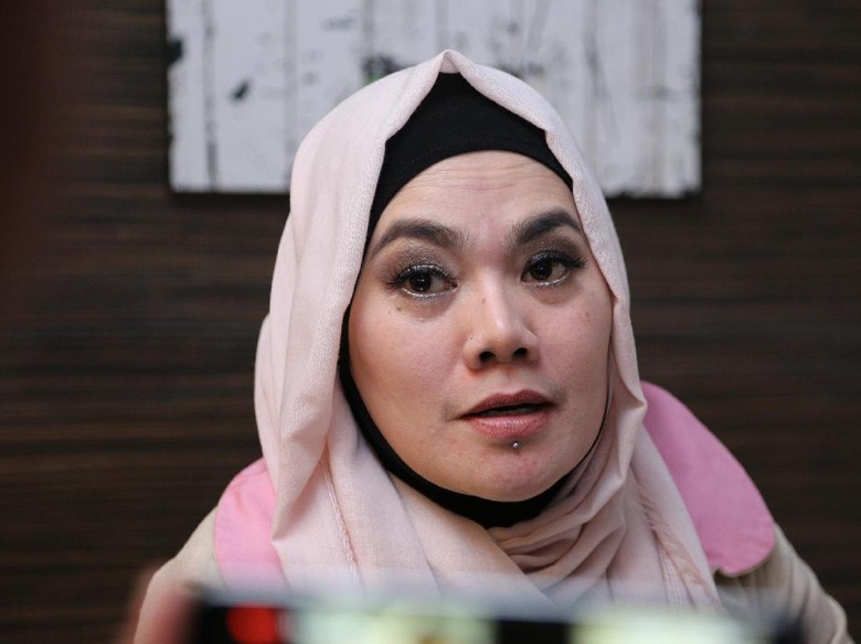 Sarita Pergoki Kebersamaan Suaminya dengan Jennifer Dunn Sarita Pergoki Kebersamaan Suaminya dengan Jennifer Dunn