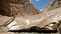 Gua es ini tidaklah kokoh seperti gua batu pada umumnya. Dibawah gua terdapat air yang mengalir. Biasanya di bulan Agustus terdapat celah yang besar yang berada di bawah gletser (Ian Lloyd Neubauer/BBC Travel)