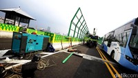 Pemprov DKI masih terus melengkapi sarana-prasarana penunjang di Koridor 13 TransJakarta rute Ciledug-Tendean. Saat ini, lampu LED sudah terpasang di 40 titik di jalur tersebut. Namun, dari 300 titik baru 40 titik yang dipasangi lampu LED. Pemasangan lampu di 300 titik jalur layang ini diprediksi selesai pada Desember nanti.