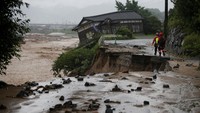 Air sungai yang terus meluap dan membawa timbunan lumpur menerjang sebagian wilayah di Jepang. REUTERS/Issei Kato.