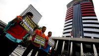 Mereka menyindir kunjungan panitia khusus (pansus) angket terhadap KPK ke Lembaga Pemasyarakatan (Lapas) Sukamiskin, Bandung, pada Kamis (6/7) kemarin.