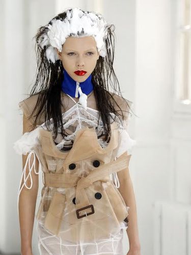  Para Model Tampil dengan Busa Sampo di Kepala di Fashion Show Paris