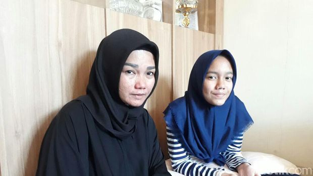 Nova (kiri) dan sang anak, Amanda / 