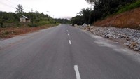Bukan hanya itu, pekerjaan yang dilakukan juga bahkan sampai tahap pembuatan saluran drainase sehingga air yang jatuh ke jalan mana kala hujan, tidak terbuang begitu saja ke permukaan tanah di sisi kiri dan kanan jalan, namun masuk ke saluran tersebut. Dok, Kementerian PUPR.