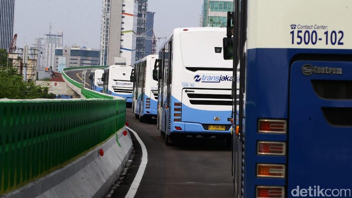 Rencana peresmian Koridor 13 TransJakarta terpaksa ditunda. Kementerian PUPR hingga kini belum mengeluarkan Surat Laik Fungsi (SLF) bagi koridor dengan rute Ciledug-Tendean itu.
