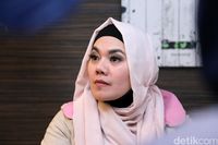 Sarita saat menceritakan soal Jennifer Dunn