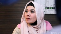Ibu empat anak itu tampak emosional kala menceritakan bukti-bukti perselingkuhan suaminya.