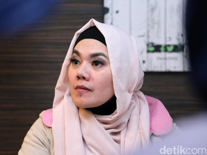 Sarita Abdul Mukti bersama anak-anaknya saat ditemui di kawasan Bintaro.
