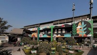 Lukisan perempuan berambut panjang ini dapat kita lihat di Stasiun Metro Govind Puri (Dok. ST+ART INDIA FOUNDATION/ Facebook)