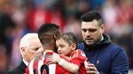 Momen Kebersamaan Jermain Defoe dengan Fans Cilik Pengidap Neuroblastoma