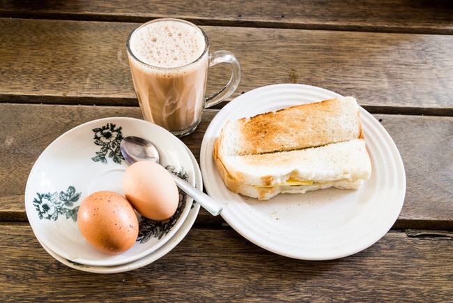 Donat Kampung dan Telur Setengah Matang Jadi Teman Ngopi
