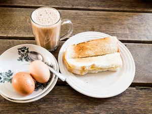 Donat Kampung dan Telur Setengah Matang Jadi Teman Ngopi
