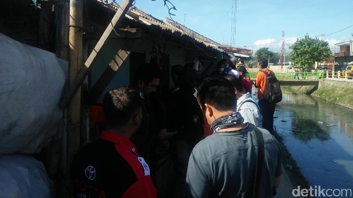 Puslabfor Sambangi Kontrakan Agus Perakit Bom Panci di Buahbatu