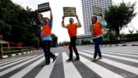 Koalisi Antikorupsi yang digawangi aktivis dari Indonesia Corruption Watch (ICW) menggelar aksi di dpen Gedung KPK, Jakarta, Minggu (9/7/2017).