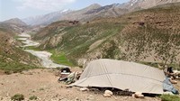 Selain menikmati pemandangan pegunungan, kita juga bisa berinteraksi dengan orang Kurdi. Mereka ramah kepada para turis. Bahkan tak segan membagikan makanan kepada para turis (Ian Lloyd Neubauer/BBC Travel)