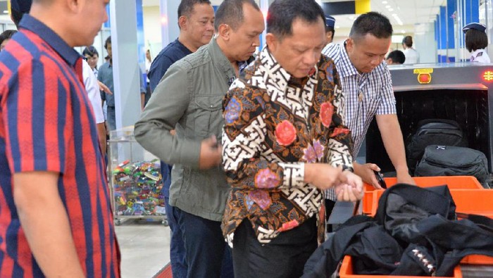 Beda dengan Istri Jenderal, Kapolri Lepas Jam di Bandara Manado
