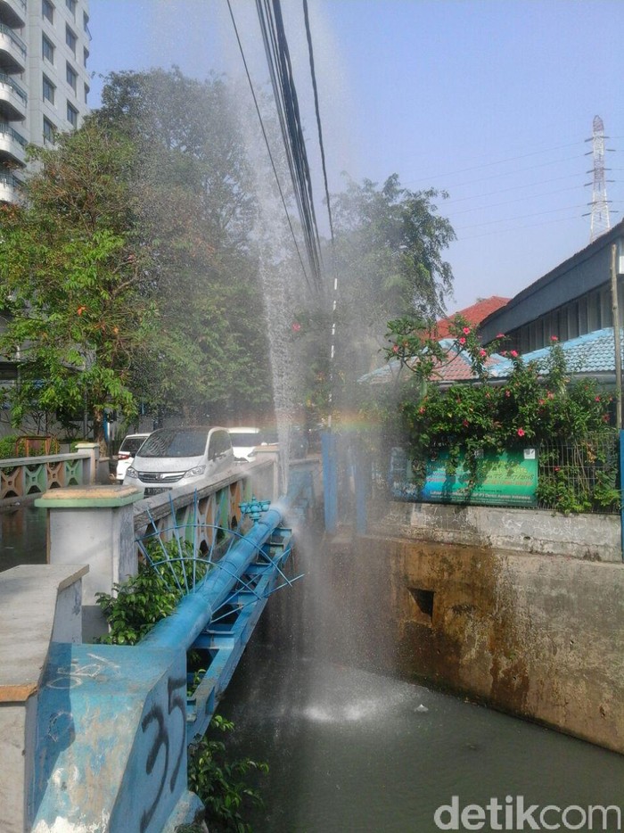Bagai Air Mancur, Pipa Bocor di Benhil Semburkan Air 5 Meter