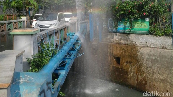 Pipa air di kawasan Bendungan Hilir (Benhil), Jakarta Pusat, sempat mengalami kebocoran. Akibatnya, air menyebur ke atas hingga kurang lebih 5 meter.