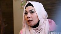 Pernikahannya selama 19 tahun bersama Haris harus berakhir akibat munculnya orang ketiga yakni Jennifer Dunn.