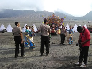 Saat Gandrung Sakera Pikat Turis untuk Berjoget di Bromo