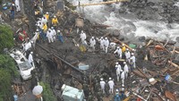 Ribuan petugas penyelamat menembus timbunan lumpur tebal demi mencari korban yang masih hilang dan warga yang terjebak banjir. Media lokal, Jiji Press, menyebut otoritas setempat meyakini lebih dari 600 orang terjebak banjir. Mandatory credit Kyodo/via REUTERS.