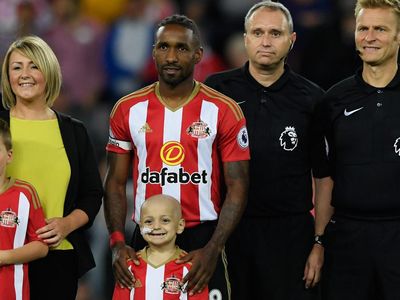 Momen Kebersamaan Jermain Defoe dengan Fans Cilik Pengidap Neuroblastoma