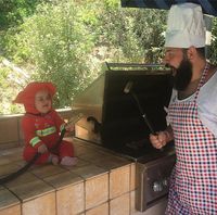 Gemas! Bayi Perempuan Cantik Ini Dipakaikan Kostum KFC dan Topi Ayam