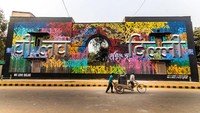 Lukisan dinding di dinding Lodhi ini dikerjakan oleh seniman dari Perancis.  Mereka terinsipirasi dari Festival Holi (Dok. ST+ART INDIA FOUNDATION/ Facebook)