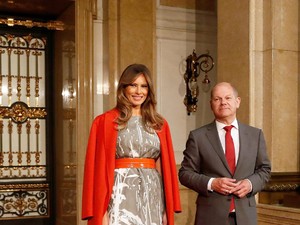 Gaya Melania Trump Pakai Coat Merah Rp 72 Juta di KTT G20