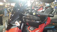Aksesoris itu meliputi windshield smoke+bracket black, hand guard color dan bracket & side bag soft. Foto: Khairul Imam Ghozali/detikOto