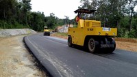 Saat ini, pekerjaan peningkatan kualitas jalan di ruas ini masih terus dikerjakan. Dari laporan foto yang disampaikan Kepala Satuan Kerja Pelaksana Jalan Nasional (PJN) Wilayah III Kementerian PUPR, Javid Huriyanto, kepada detikFinance, Minggu (9/7/2017), terlihat para pekerja pun tampak lalu-lalang hampir di sepanjang ruas jalan ini. Dok, Kementerian PUPR.