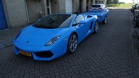 Sayangnya kelakuan yang dilakukan pecinta otomotif asal Belanda ini, tidak disebutkan seberapa cepat mobil sport ini bisa berlari saat mengusung trailer. Foto: Autoevolution
